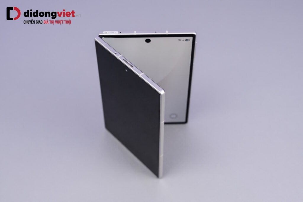 Có nên mua Samsung Galaxy Z Fold8? Đánh giá chi phí và trải nghiệm thực tế 8 Cận cảnh độ mỏng 9.7mm và bản lề khít của Galaxy Z Fold8 khi gập lại