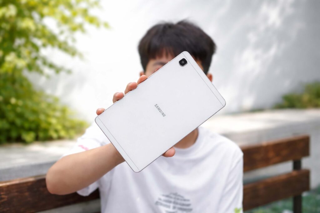 Chip 6nm, UFS 2.2 mượt cho học tập, camera 5MP học online tốt nhưng không chơi game nặng.