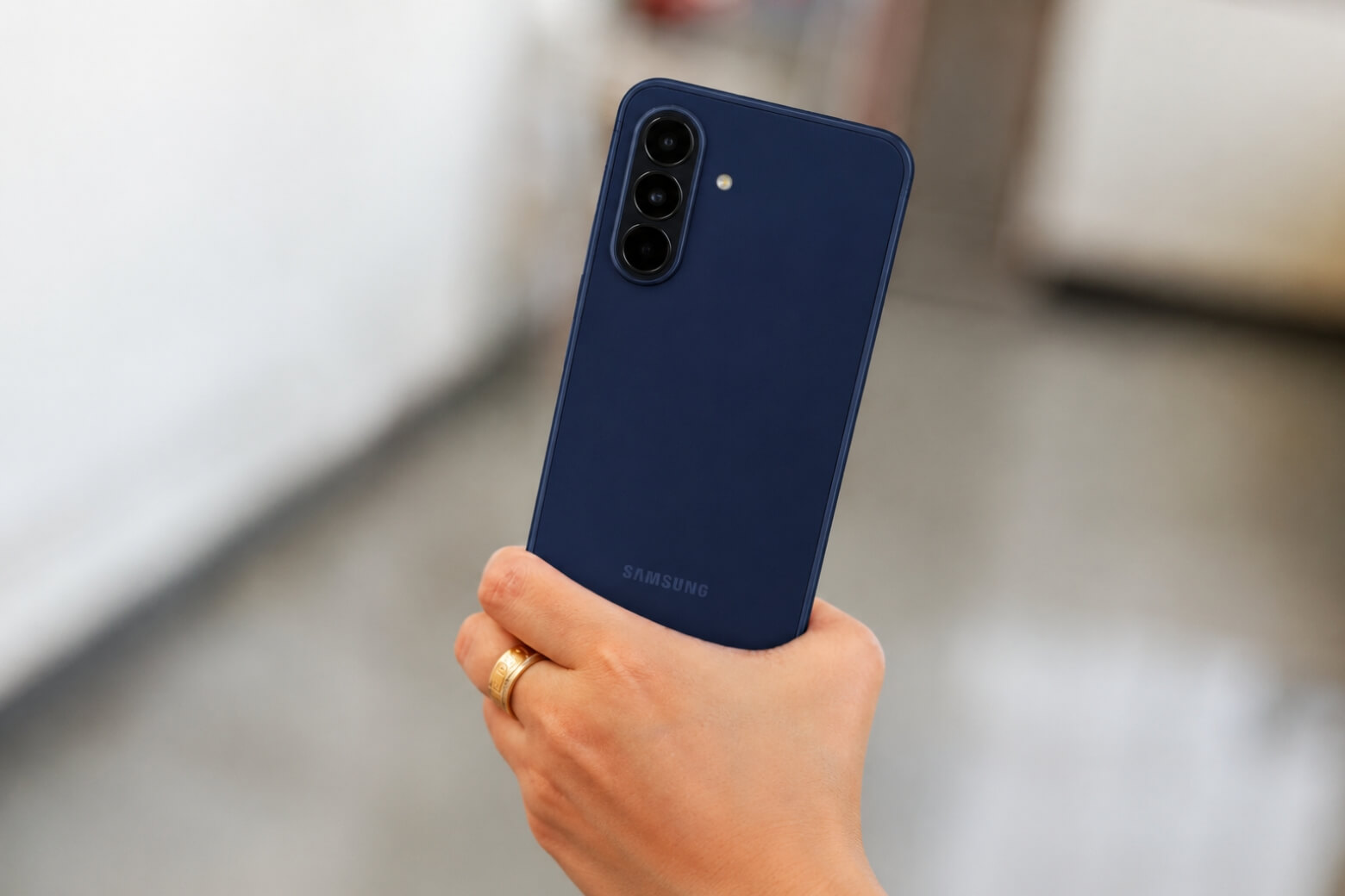 Đánh giá thiết kế Samsung Galaxy A27 5G về thẩm mỹ và công thái học 7 Đánh giá thiết kế Samsung Galaxy A27 cầm nắm