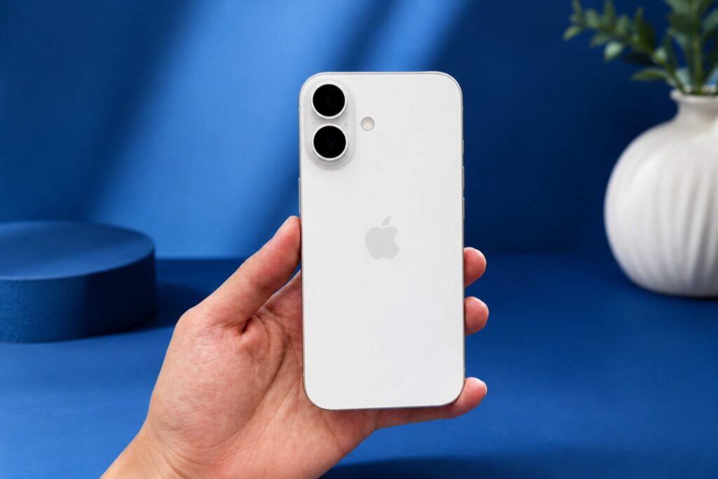 Khả năng che giấu vết xước vượt trội giúp iPhone 16 màu trắng luôn giữ vẻ ngoài như mới.