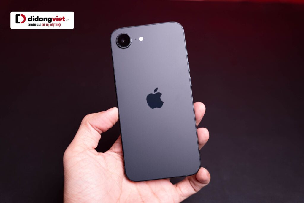 Màu đen sâu, ít phản chiếu, tạo hiệu ứng liền mạch như màn hình vô cực khi xem video hoặc chơi game.