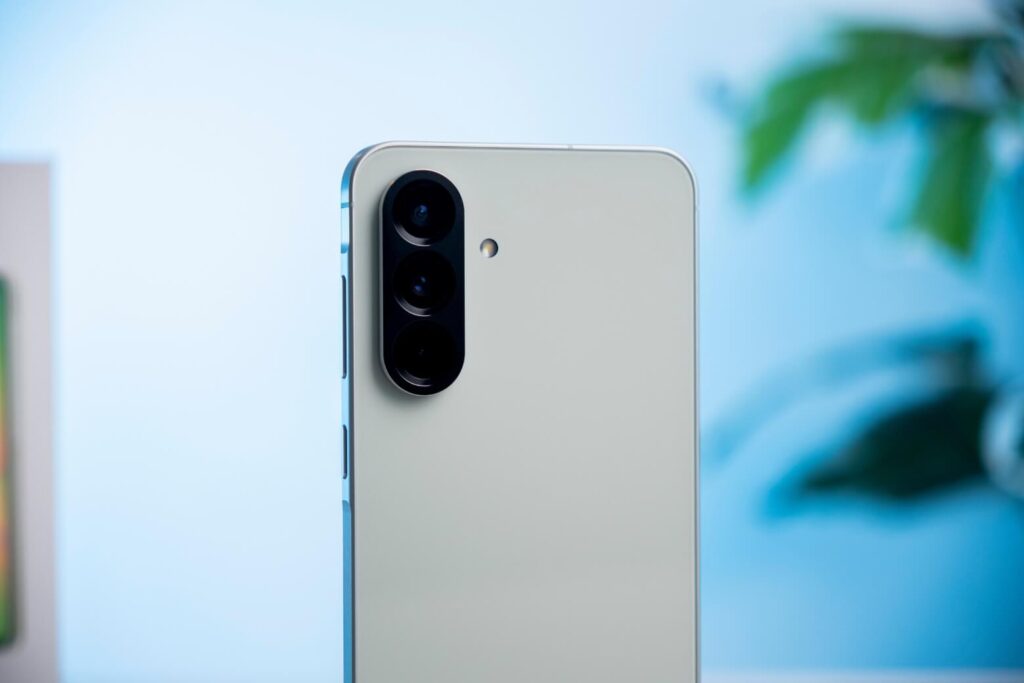 Galaxy A56 nổi bật với khung nhôm cao cấp, chuẩn IP67 và sạc nhanh 45W.