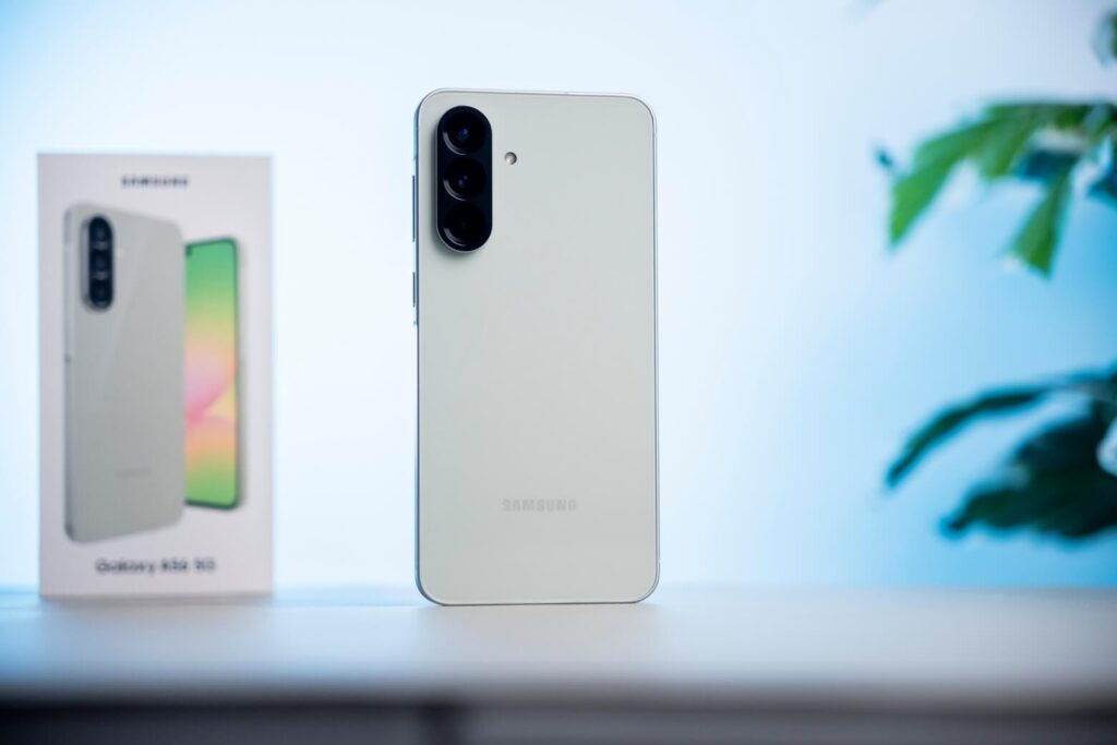 Galaxy A56 nổi bật với khung kim loại cao cấp, mang lại cảm giác cầm nắm đầm tay và bền bỉ hơn.