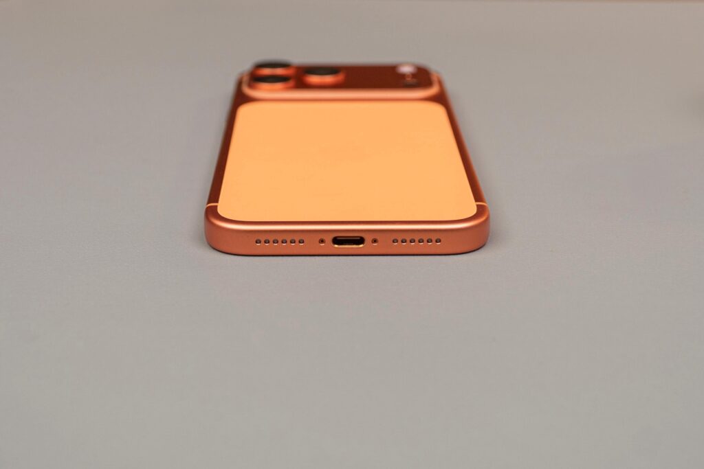 Nhờ chip 3nm tối ưu, iPhone vẫn đảm bảo thời lượng pin ổn định cho cả ngày sử dụng hỗn hợp.