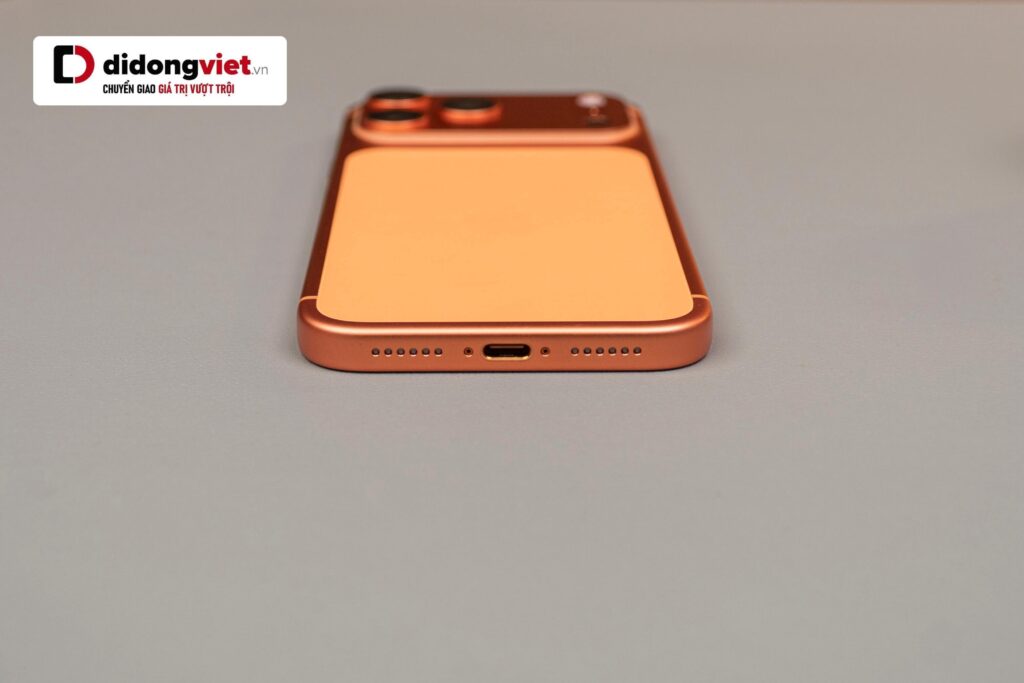 iPhone sạc nhanh hơn (~1h15), trong khi Pixel chậm hơn nhưng có bypass charging giúp bảo vệ pin khi dùng khi sạc.