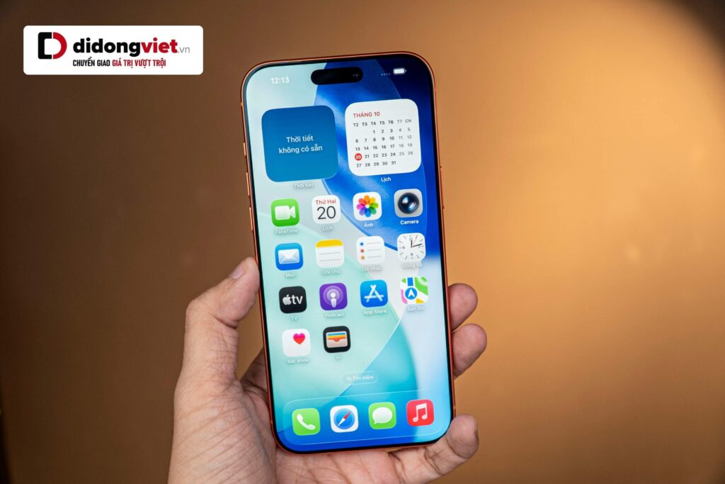 iPhone dễ nhìn ngoài trời nhờ chống phản chiếu, Pixel nổi bật với độ sáng cao và HDR.