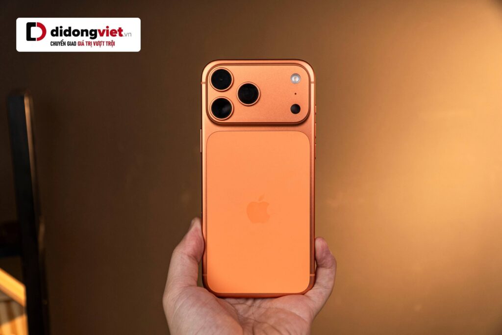 So sánh chi tiết iPhone 17 Pro Max và Xiaomi 17 Pro Max 12 iPhone cân bằng tốt và chắc tay hơn, Xiaomi nhẹ hơn nhưng dày và lệch trọng tâm.