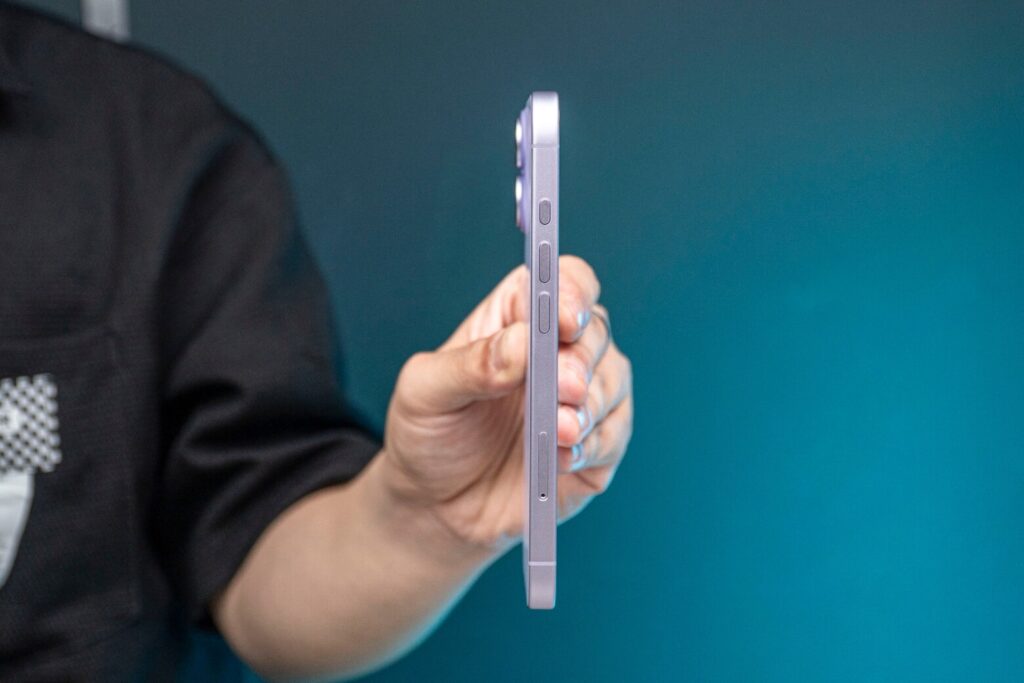 iPhone 17 nổi bật với thiết kế siêu nhẹ 177g cùng chuẩn bền bỉ IP68 và Ceramic Shield 2.