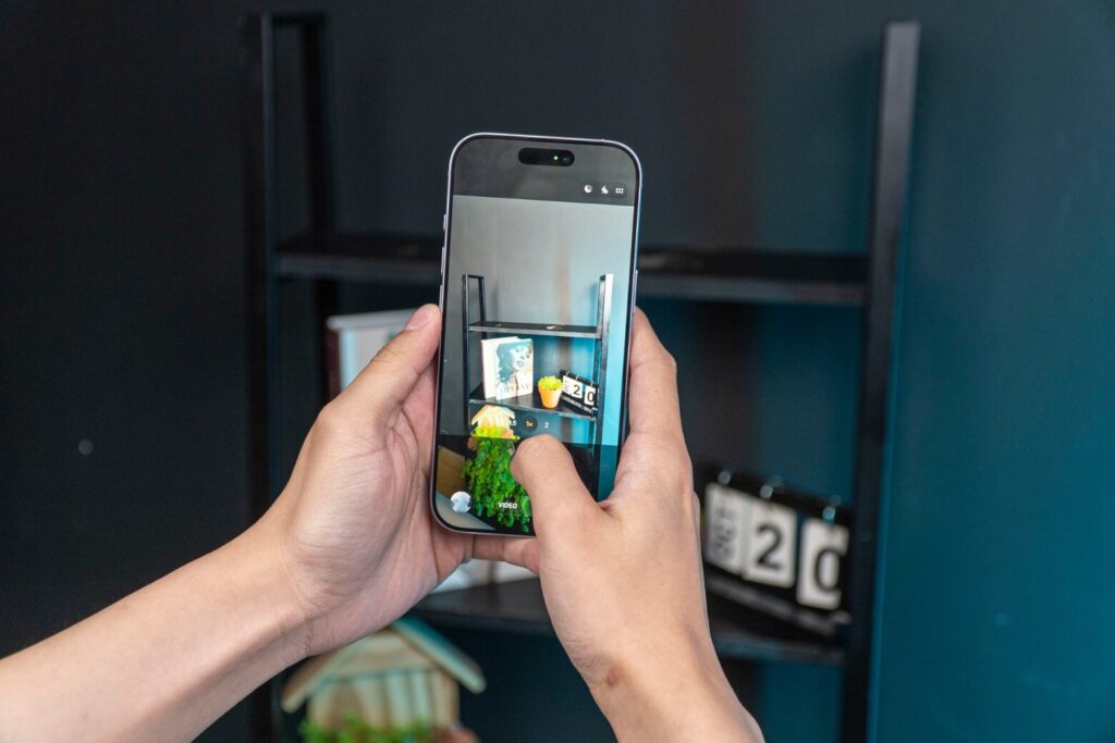 iPhone 17 vượt trội hơn với khả năng chụp ảnh và xử lý hình ảnh ổn định, đặc biệt trong điều kiện thiếu sáng.