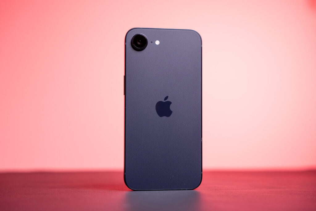 So sánh iPhone 17e và Google Pixel 10a: Chọn AI chụp ảnh hay bài toán sử dụng ổn định 3 năm 12 So sánh iPhone 17e và Google Pixel 10a