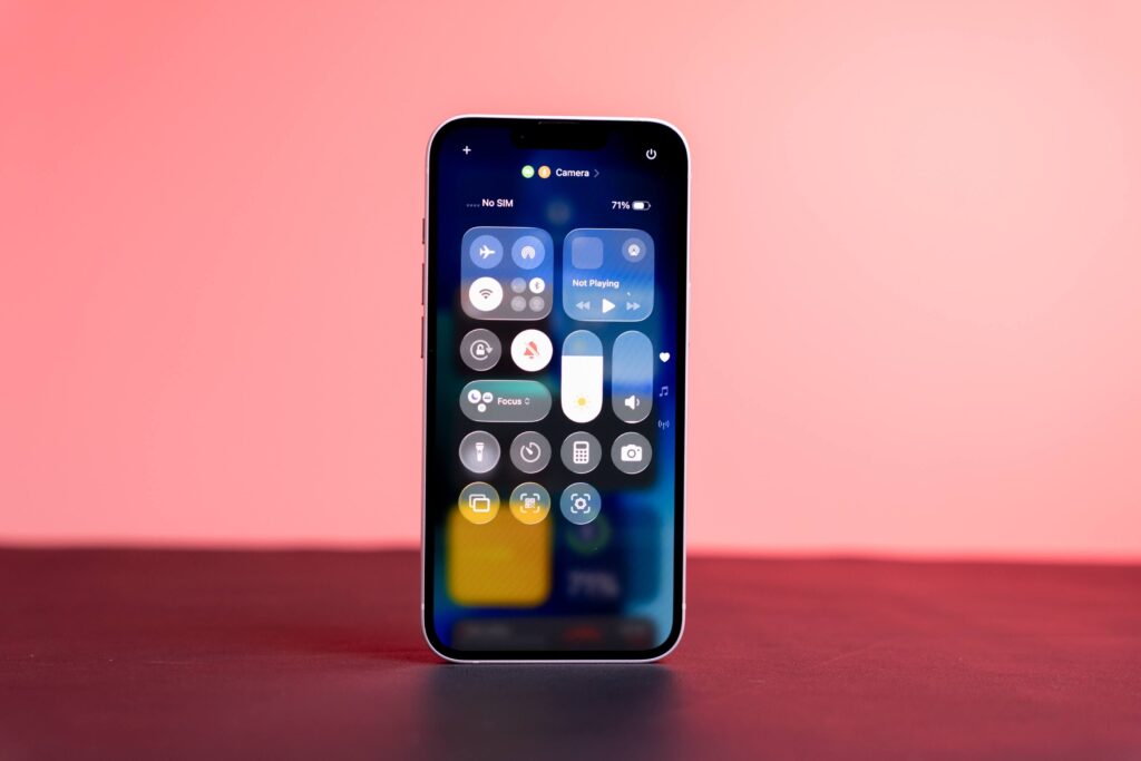 iPhone 17e và Galaxy A57 đều đáp ứng tốt nhu cầu sử dụng trọn ngày.