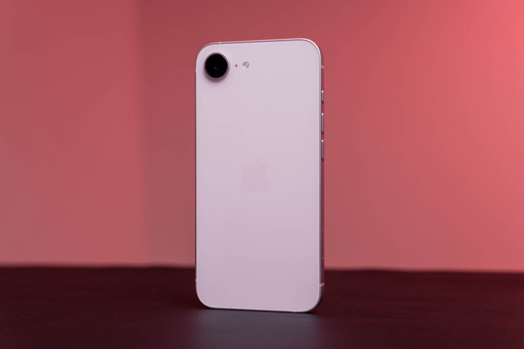 iPhone 17e nổi bật với thiết kế nhỏ gọn, nhẹ nhàng và tối ưu cho thao tác một tay.