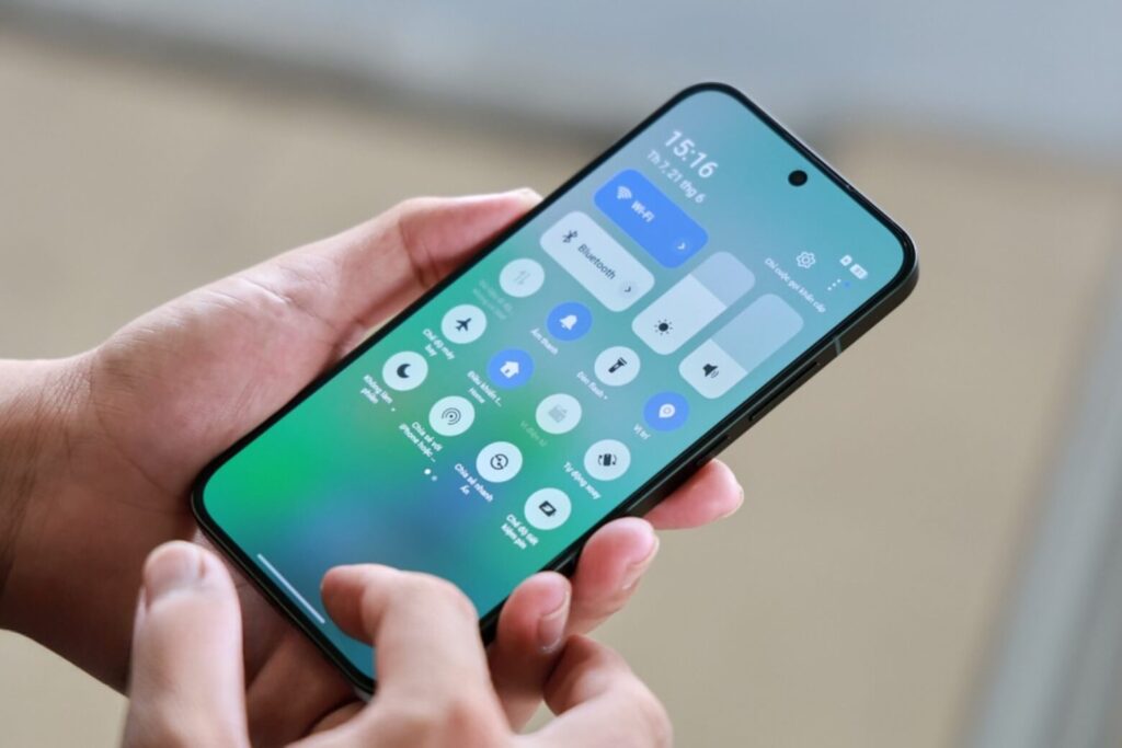 So sánh OPPO Reno15 F và Redmi Note 15 Pro: Chọn thời trang hay cấu hình cực hạn? 17 Màn hình OPPO Reno15 F tái tạo màu sắc DCI-P3 sống động