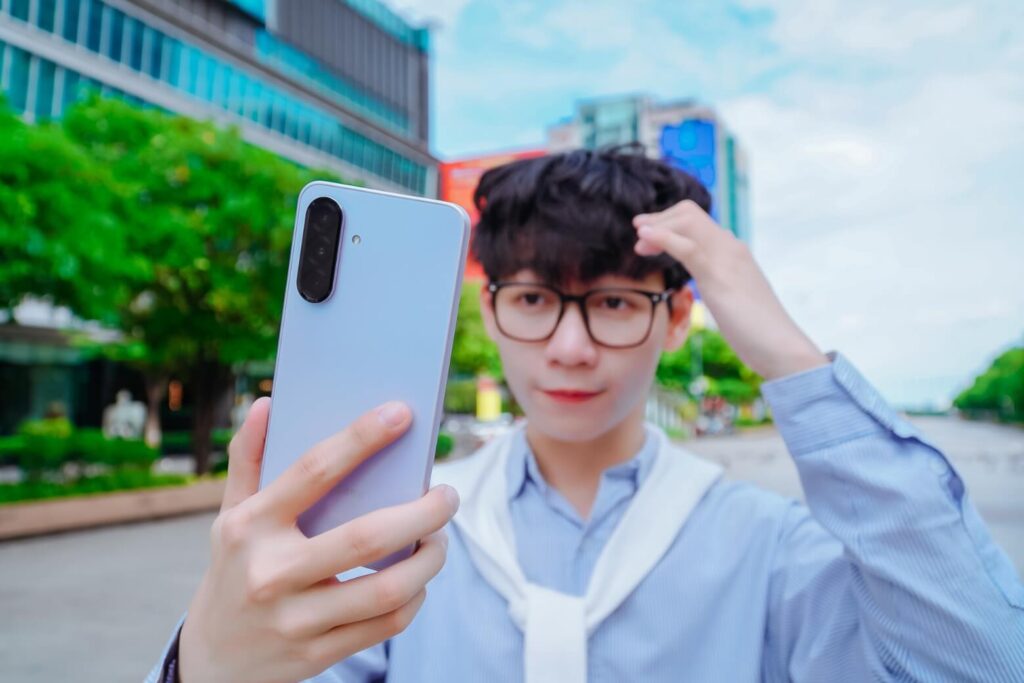 So sánh chi tiết OPPO Reno15 F và Samsung Galaxy A36 13 Galaxy A36 ghi điểm với camera đa dụng và khả năng quay video 10-bit HDR cho màu sắc sống động.