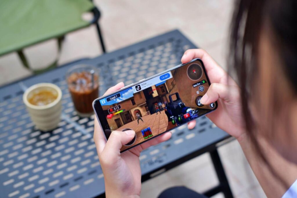 So sánh OPPO Reno15 F và vivo V60 chi tiết giữa trải nghiệm và thông số 16 vivo V60 với Snapdragon 7 Gen 4 cho hiệu năng cao hơn