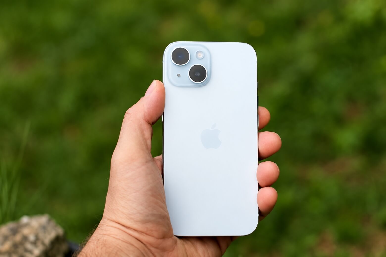 So sánh OPPO Reno15 và iPhone 15: Nên chọn công nghệ mới hay sự bền bỉ? 7 So sánh OPPO Reno15 và iPhone 15 thiết kế