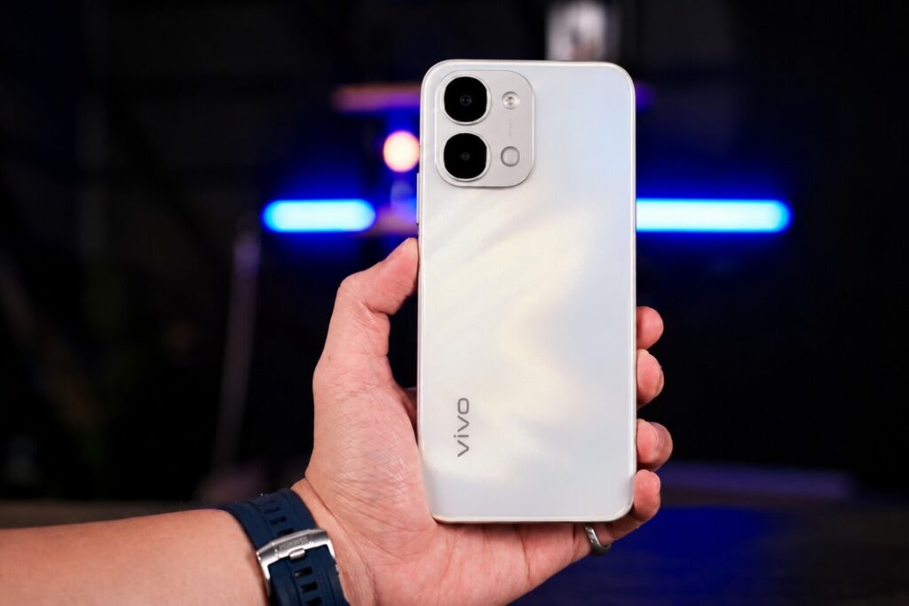 So sánh Samsung A27 5G và vivo Y31d để tìm ra điện thoại phù hợp với nhu cầu sử dụng 10 vivo Y31d dày 8,39 mm, nặng hơn nhưng bền bỉ với chuẩn SGS 5 sao cùng IP68/IP69/IP69+