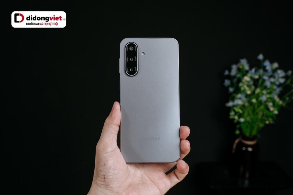So sánh Samsung Galaxy A17 5G và Redmi Note 14 5G: Chọn bền bỉ hay phá cách? 12 Samsung Galaxy A17 5G nổi bật với thiết kế mỏng 7.5 mm, kính Gorilla Glass Victus hiếm trong phân khúc và khả năng bảo vệ tốt khi rơi vỡ.