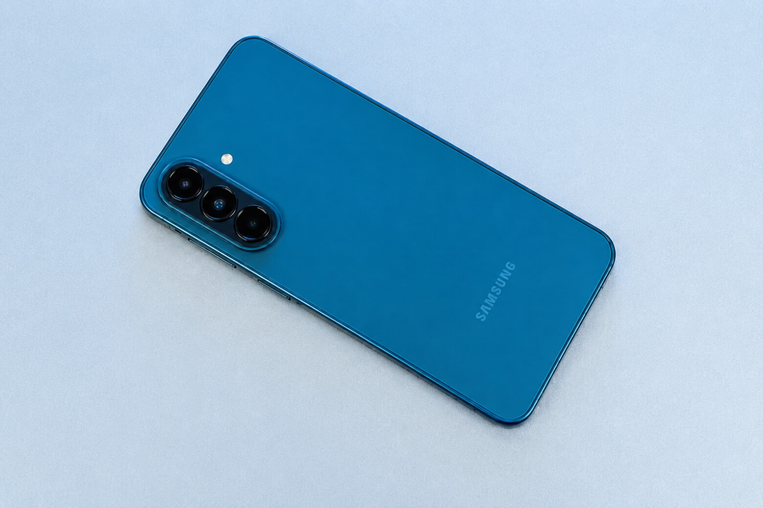Galaxy A37 ưu tiên sự gọn nhẹ, thoải mái khi sử dụng cùng khả năng kháng nước vượt trội hơn A55.