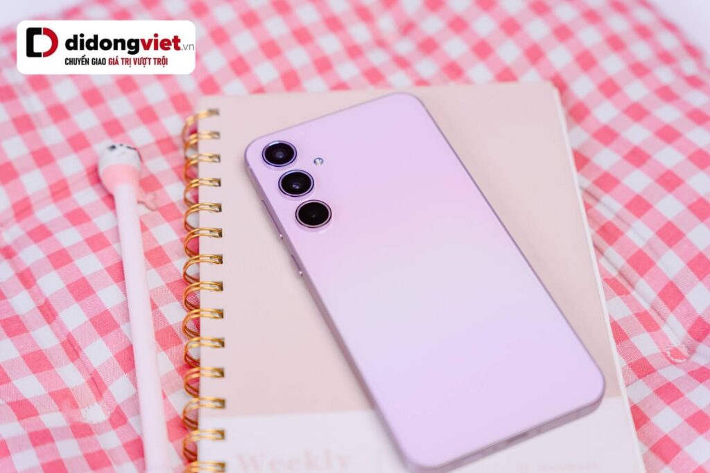 Galaxy A55 ghi điểm với khung nhôm cao cấp nhưng chưa thực sự tối ưu cho trải nghiệm cầm nắm lâu dài.