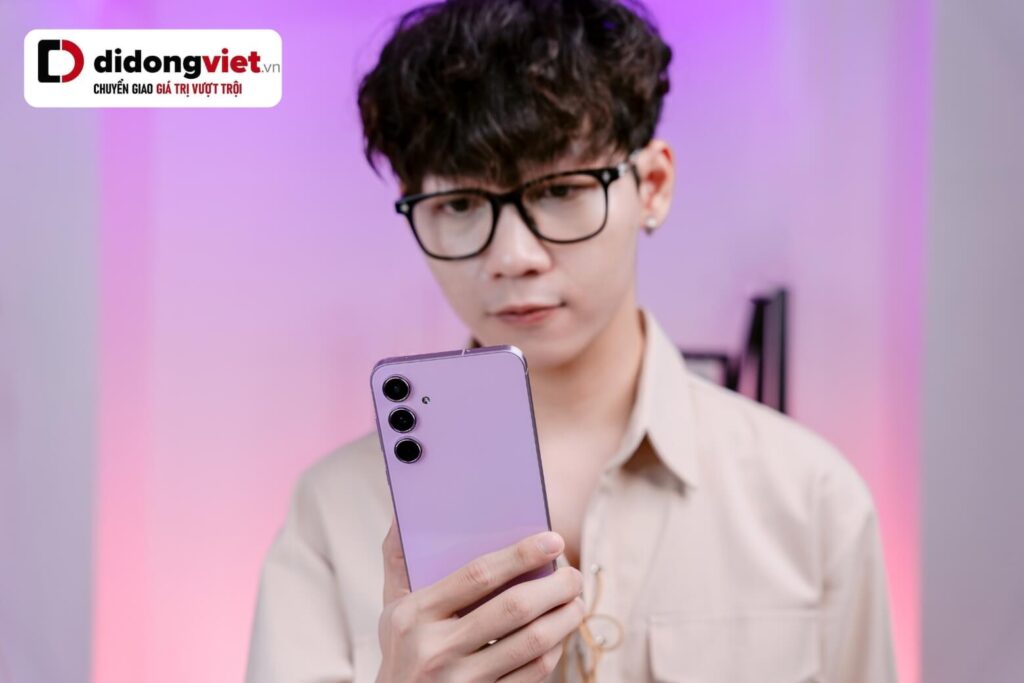 Galaxy A55 nổi bật với hệ thống camera toàn diện hơn, đặc biệt ở khả năng chụp góc rộng và selfie chất lượng cao.