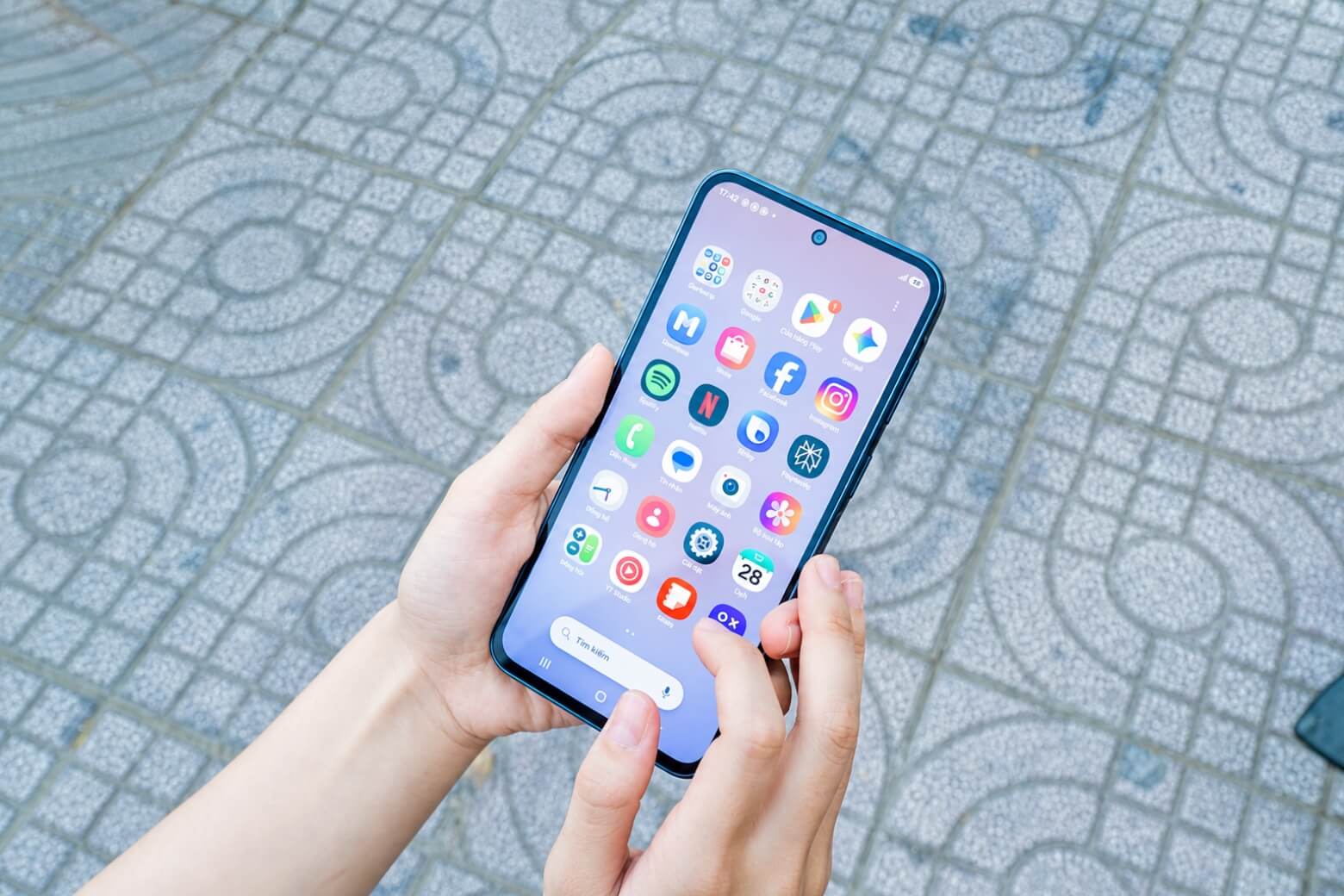 So sánh Samsung Galaxy A37 và OPPO Reno12 5G: Lựa chọn nào tối ưu hơn? 13 So sánh Samsung Galaxy A37 và OPPO Reno12 5G màn hình