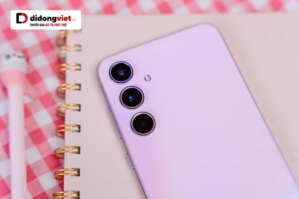 Camera selfie Galaxy A55 cho ảnh chi tiết nhưng còn hạn chế trong điều kiện thiếu sáng.