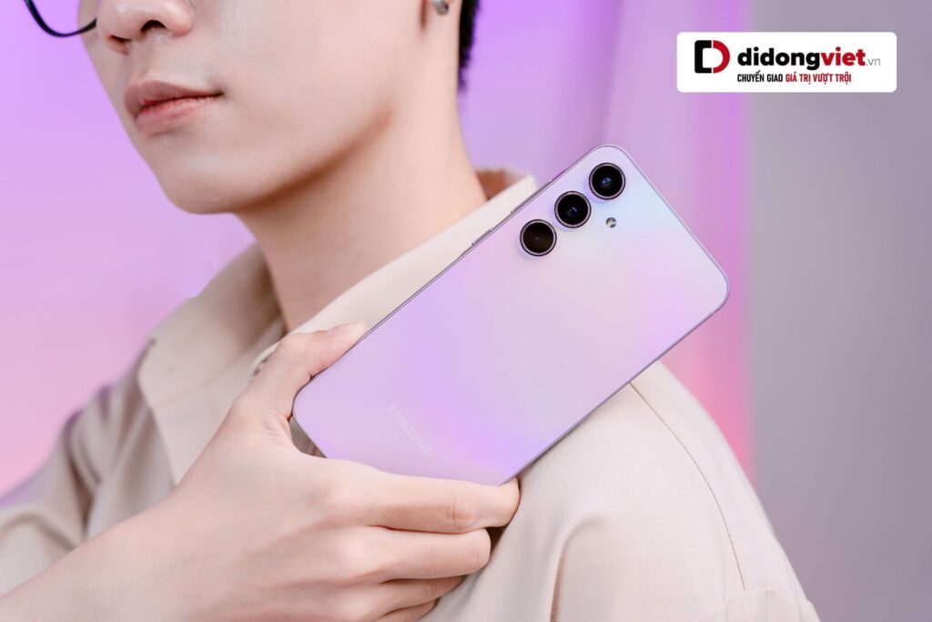 Galaxy A55 sở hữu khung kim loại chắc chắn nhưng khá nặng khi sử dụng lâu dài.