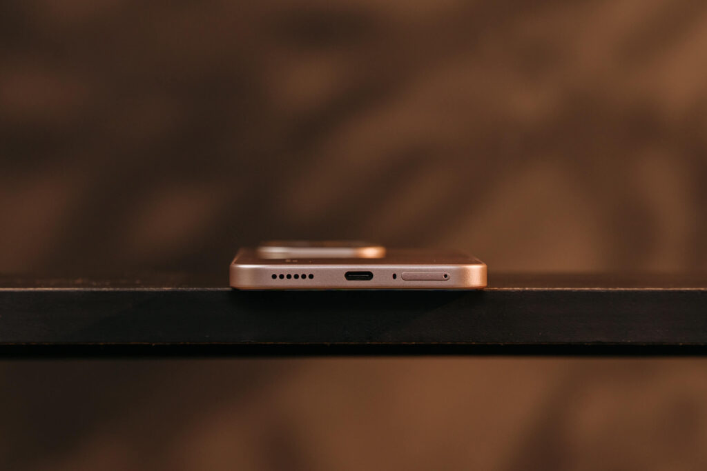 Xiaomi 15T nổi bật với pin 5.500mAh và sạc nhanh 67W tặng kèm trong hộp.