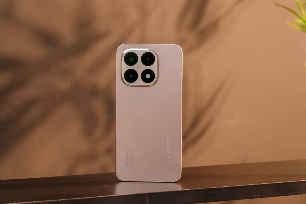 Xiaomi 15T mang lại cảm giác cầm chắc tay và hạn chế bám vân tay hiệu quả.