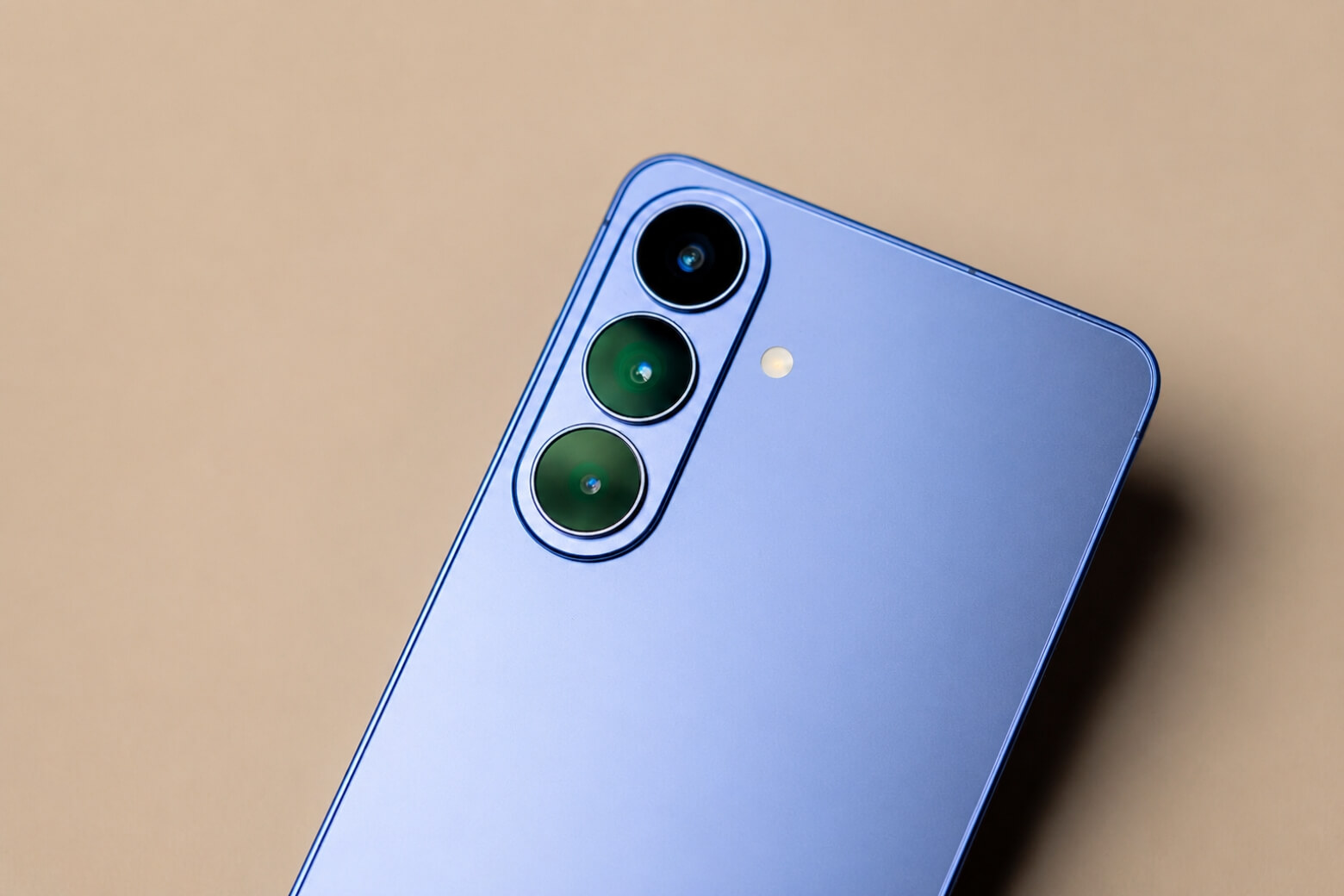 So sánh Samsung Galaxy S26 Plus và iPhone 16 Plus cụm camera