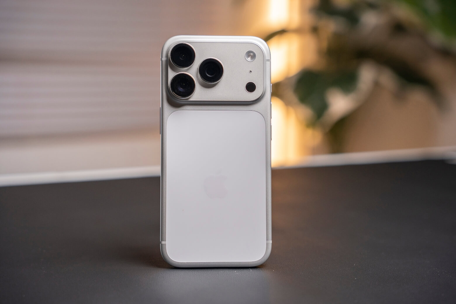 So sánh Samsung Galaxy S26 Plus và iPhone 17 Pro: Đâu là lựa chọn tối ưu? 10 So sánh Samsung Galaxy S26 Plus và iPhone 17 Pro nhôm nguyên khối