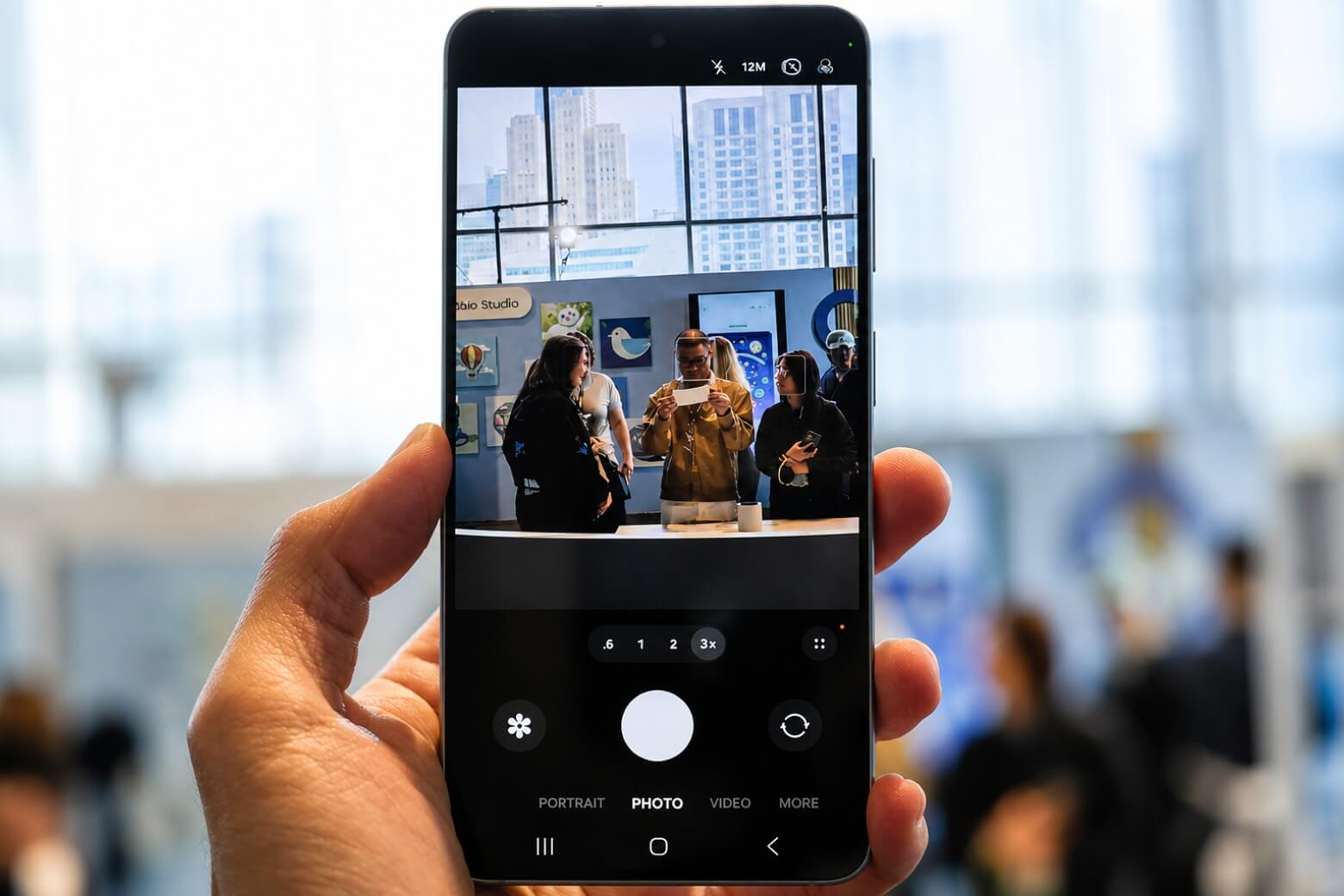 So sánh Samsung Galaxy S26 Plus và iPhone 17 Pro: Đâu là lựa chọn tối ưu? 14 So sánh Samsung Galaxy S26 Plus và iPhone 17 Pro xử lý hình ảnh