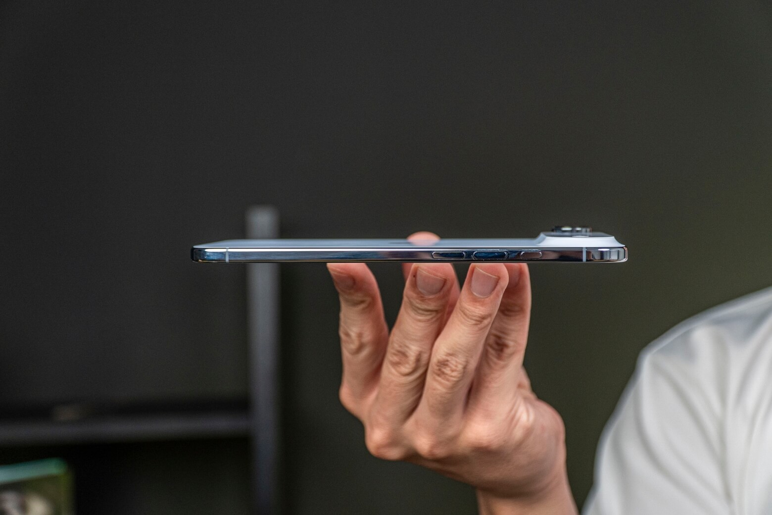 So sánh Samsung Galaxy S26 Plus và iPhone Air đánh giá toàn diện 7 So sánh Samsung Galaxy S26 Plus và iPhone Air viền Titan
