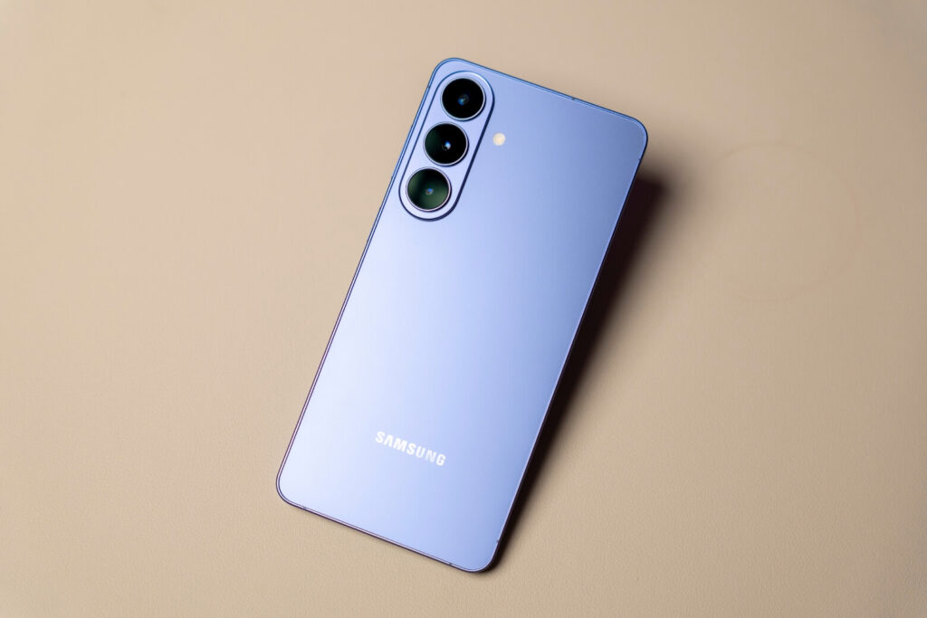 So sánh Samsung Galaxy S26 Plus và OPPO Find X8 Pro chi tiết 12 Galaxy S26 Plus ghi điểm với thiết kế siêu mỏng nhẹ, mang lại cảm giác cầm nắm thoải mái và cao cấp.