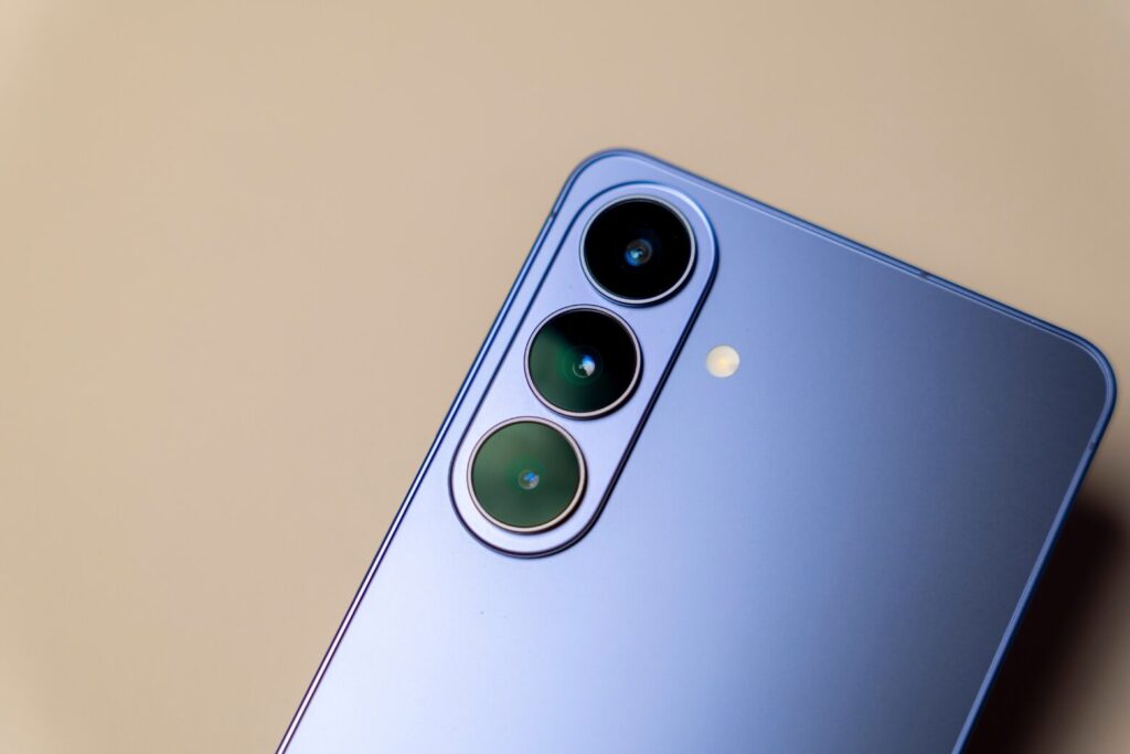 So sánh Samsung Galaxy S26 Plus và OPPO Find X8 Pro chi tiết 21 Galaxy S26 Plus nổi bật với cam kết cập nhật 7 năm và hệ sinh thái Galaxy AI tối ưu cho công việc lâu dài.