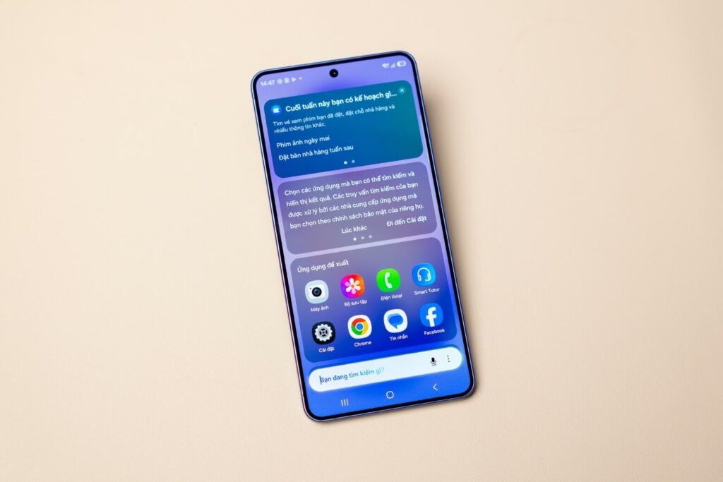 So sánh Samsung Galaxy S26 Plus và OPPO Find X8 Pro chi tiết 14 Galaxy S26 Plus nổi bật với màn hình QHD+ sắc nét và thiết kế phẳng thực dụng, tối ưu cho công việc hằng ngày.