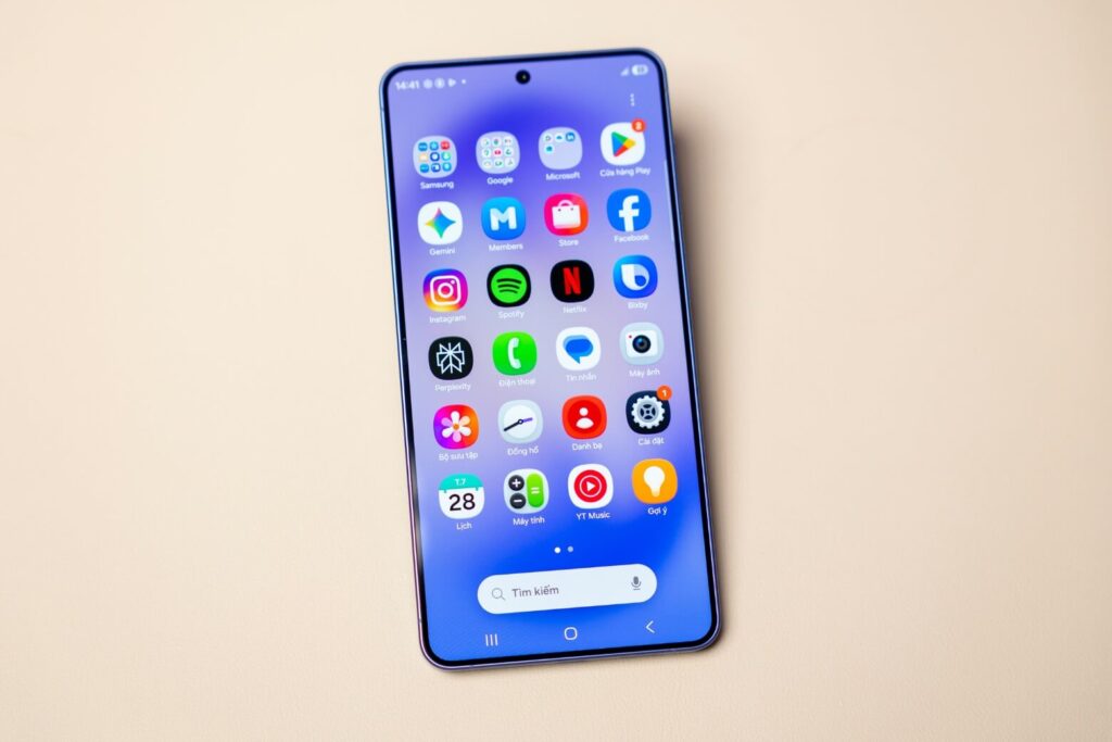 So sánh Samsung Galaxy S26 Plus và OPPO Find X8 Pro chi tiết 16 Galaxy S26 Plus sở hữu sức mạnh xử lý vượt trội với chip Exynos 2600 tiến trình 2nm thế hệ mới.