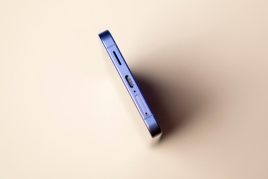 So sánh Samsung Galaxy S26 Plus và OPPO Find X8 Pro chi tiết 20 Galaxy S26 Plus vẫn đảm bảo thời lượng pin bền bỉ cả ngày cùng khả năng sạc nhanh đủ dùng cho nhu cầu thực tế.