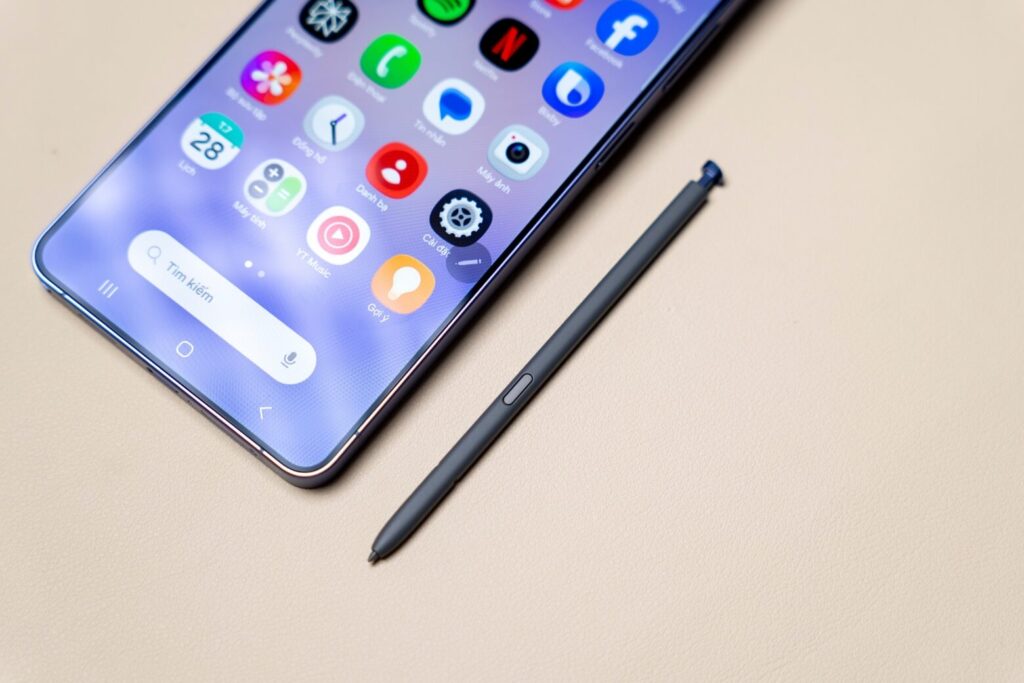 So sánh Samsung Galaxy S26 Ultra và OPPO Find X9 Pro: Chọn "Trợ lý công việc" hay "Quái thú nhiếp ảnh"? 13 S26 Ultra nổi bật với S Pen tích hợp cho công việc và sáng tạo.