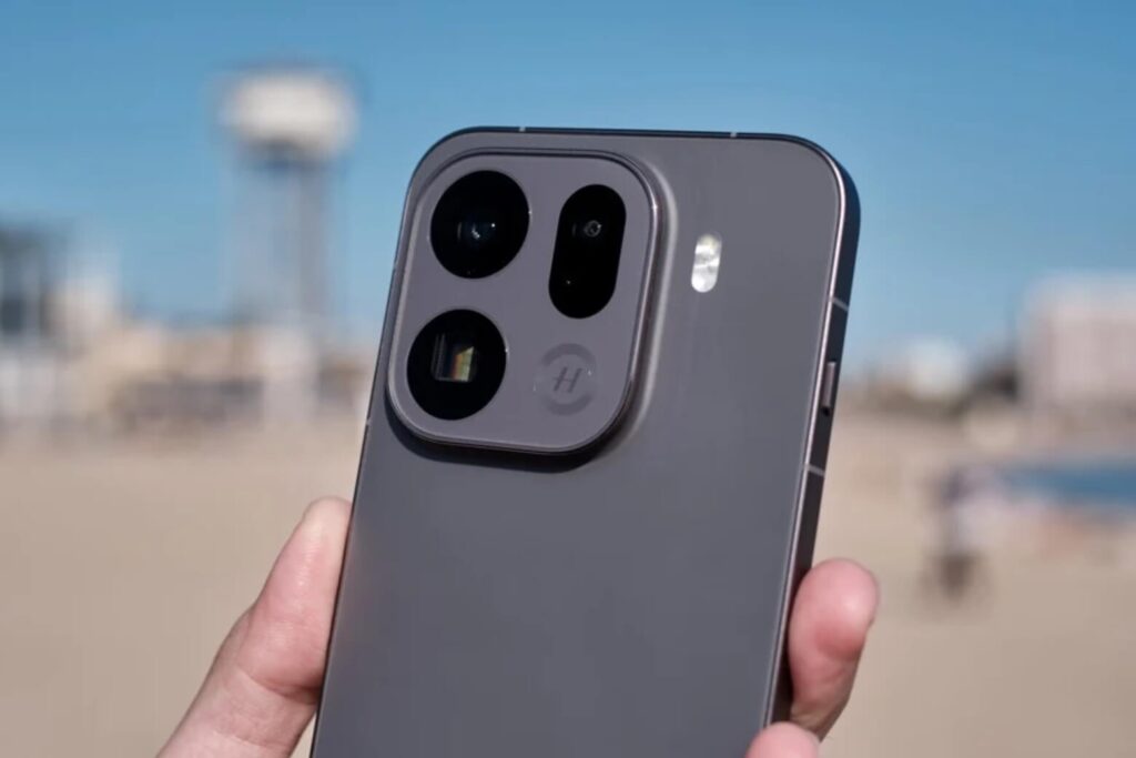 So sánh Samsung Galaxy S26 Ultra và OPPO Find X9 Pro: Chọn "Trợ lý công việc" hay "Quái thú nhiếp ảnh"? 19 Pin 7500mAh giúp Find X9 Pro dễ dàng hoạt động đến 2–3 ngày.