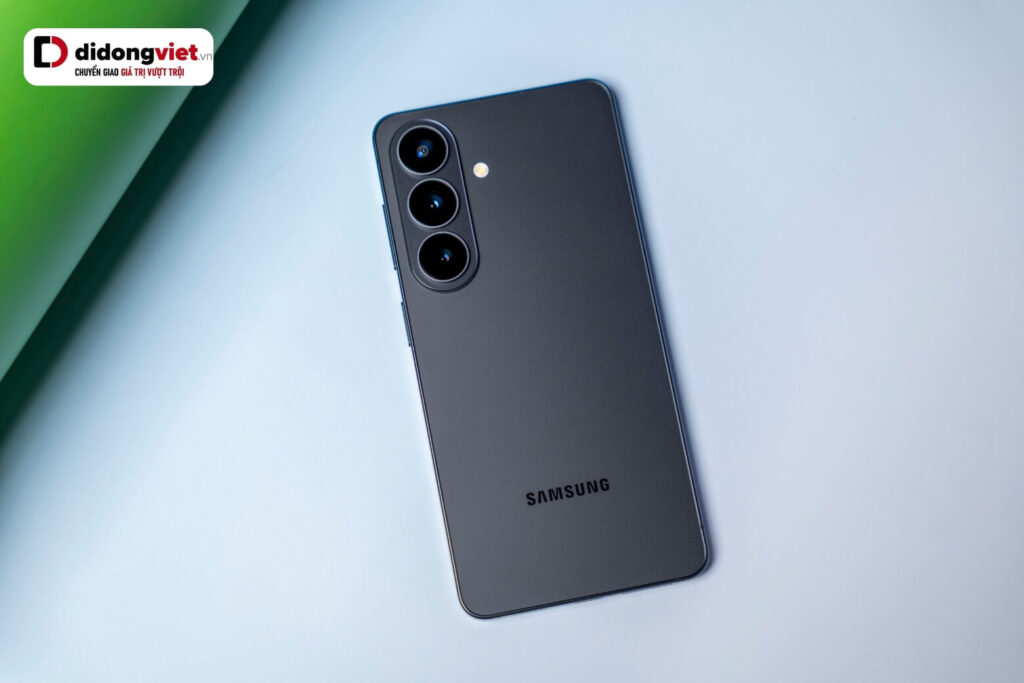So sánh chi tiết Samsung Galaxy S26 và Galaxy S25 Edge 5G trước khi mua 12 Samsung Galaxy S26 nổi bật với thiết kế mỏng nhẹ cùng hiệu năng Exynos 2600 mạnh mẽ