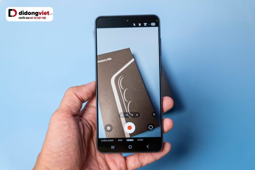 So sánh chi tiết Samsung Galaxy S26 và Galaxy S25 Edge 5G trước khi mua 17 Galaxy S26 nổi bật với hệ thống ba camera đa dụng, mang lại lợi thế rõ rệt cho nhu cầu chụp chân dung