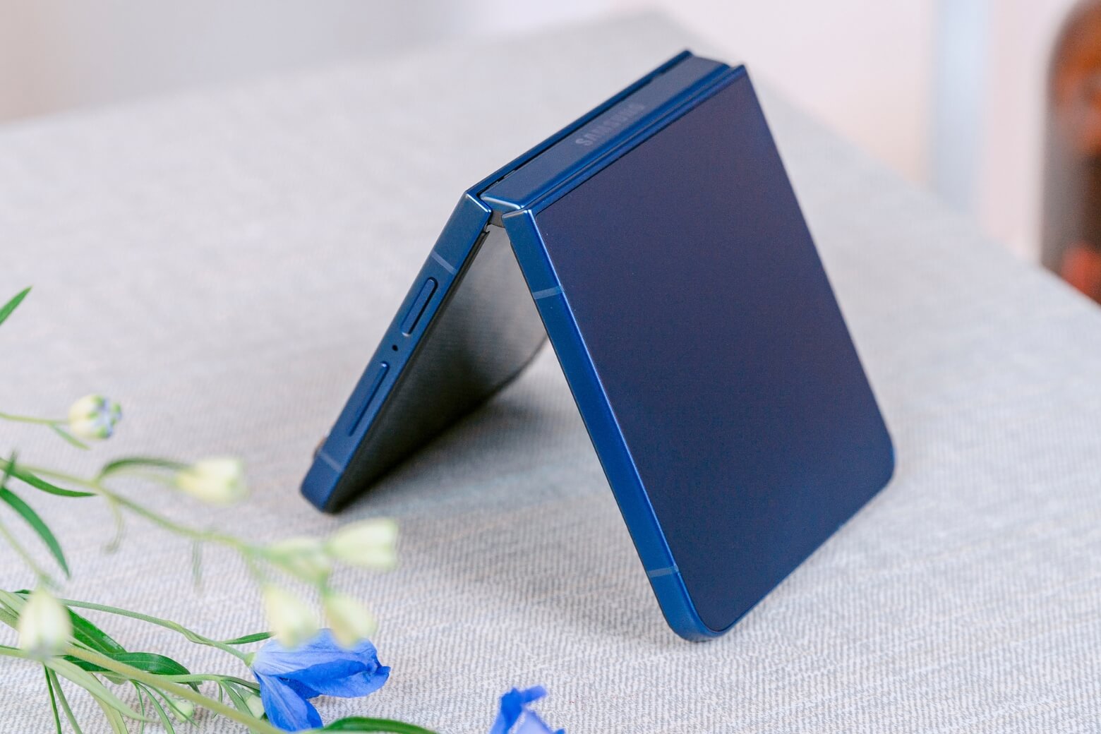 So sánh Samsung Galaxy Z Flip7 và Samsung Galaxy S26 Plus: Lựa chọn flagship tối ưu cho lối sống của bạn 9 So sánh Samsung Galaxy Z Flip7 và Samsung Galaxy S26 Plus độ bền IP