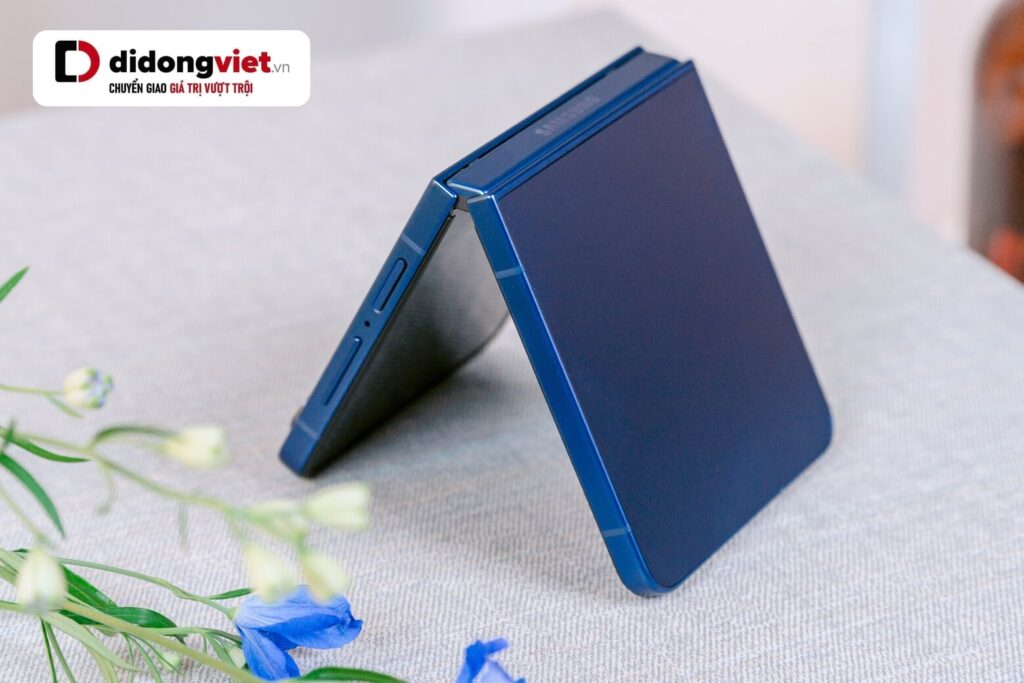 Z Flip7 có bản lề rất bền và chịu rơi tốt, nhưng màn hình trong dễ trầy và khả năng chống bụi hạn chế (IP48) nên cần dùng cẩn thận hơn.