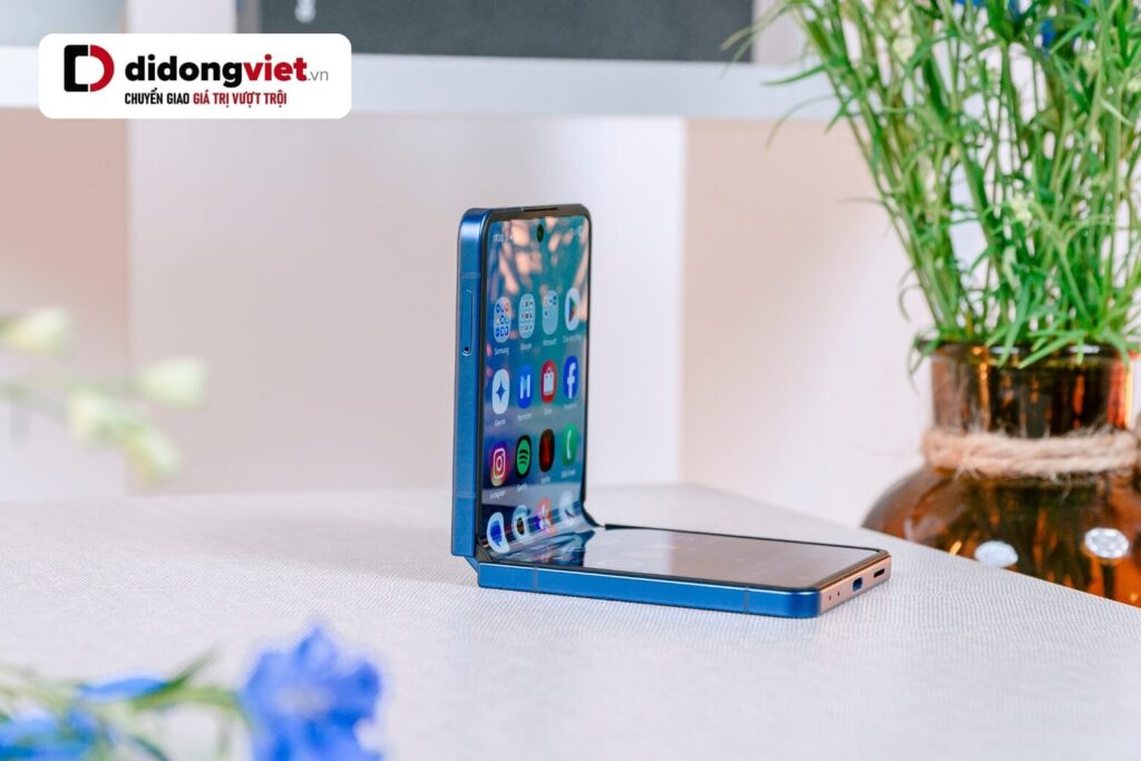 So sánh Samsung Z Flip7 và iPhone 16 Pro Max: Trải nghiệm thực tế và rủi ro rớt giá 15 so sánh Samsung Z Flip7 và iPhone 16 Pro Max