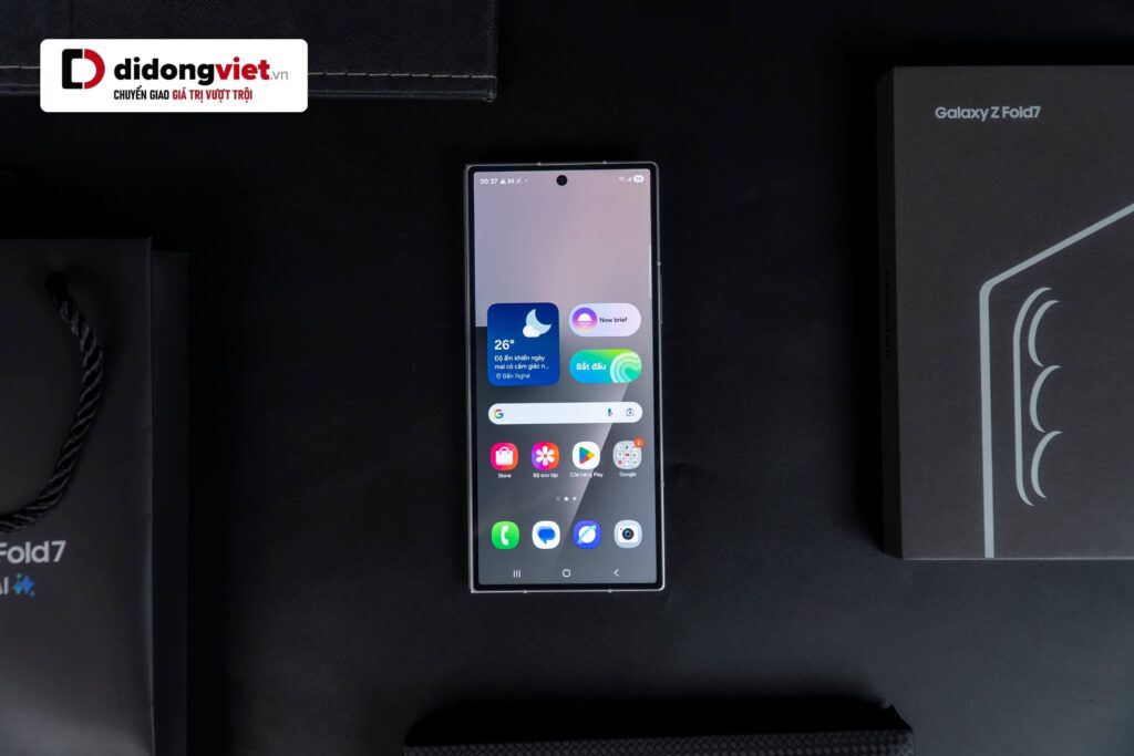 So sánh Samsung Z Fold7 và iPhone 17 Pro Max: Chọn đa nhiệm hay sự ổn định? 14 Màn hình gập 8.0 inch giúp Z Fold7 tối ưu công việc đa nhiệm và xử lý tài liệu.