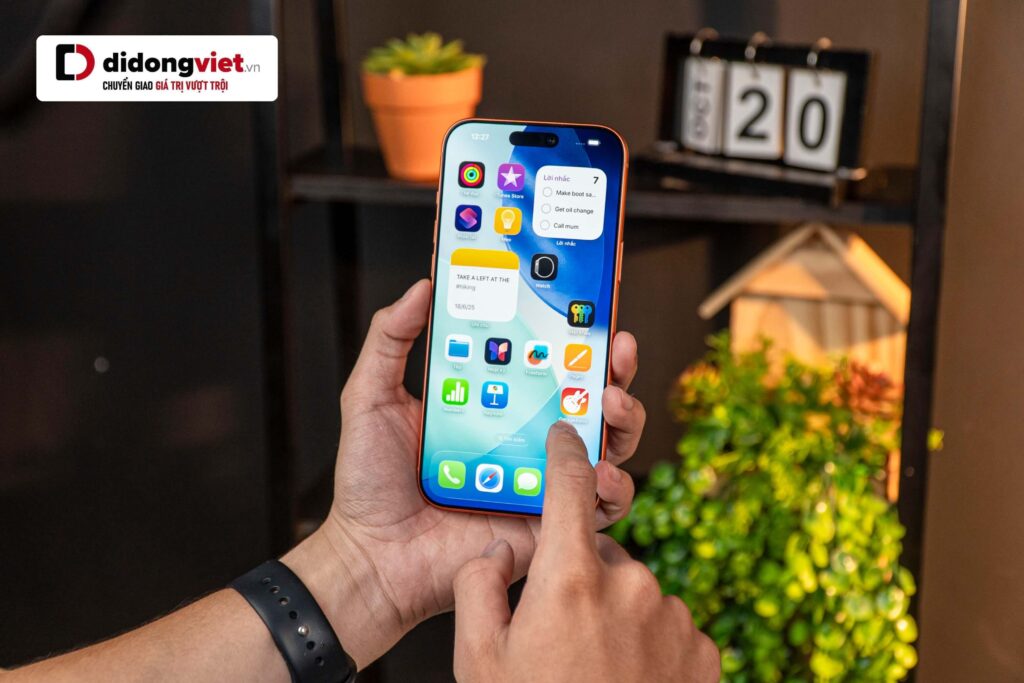 So sánh Samsung Z Fold7 và iPhone 17 Pro Max: Chọn đa nhiệm hay sự ổn định? 15 Apple Intelligence tập trung vào AI cá nhân hóa và bảo mật dữ liệu ngay trên thiết bị.