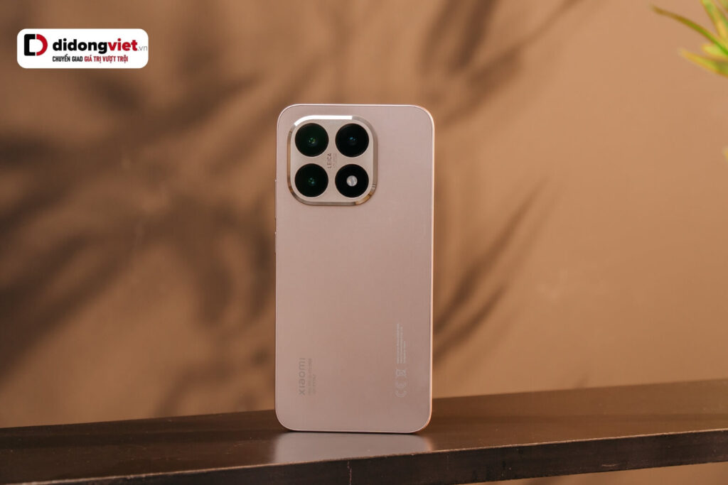 So sánh Xiaomi 15T 5G và Redmi Note 15 Pro 5G về hiệu năng và độ bền thực tế 12 Xiaomi 15T 5G ghi điểm với thiết kế nhẹ nhàng, ôm tay và tối ưu trải nghiệm cầm nắm hằng ngày.