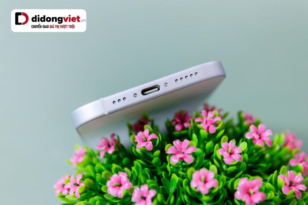 iPhone 15 có pin nhỏ hơn nhưng tối ưu năng lượng tốt, mang lại trải nghiệm sử dụng ổn định trong ngày.